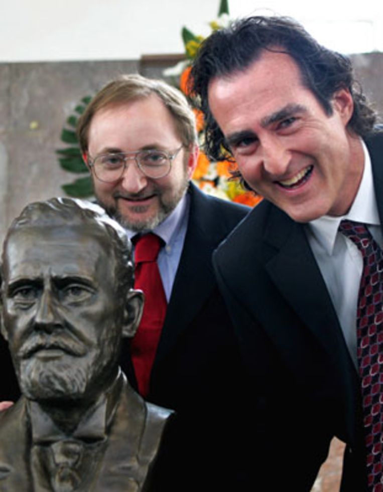 De Amerikaanse onderzoekers Andrew Fire (links) en Craig Mello (rechts) hebben maandag de Nobelprijs voor de geneeskunde en fysiologie gekregen. Op deze foto uit maart poseren de twee bij het beeld van de Duitse wetenschapper Paul Ehrlich. (AP) Beeld 