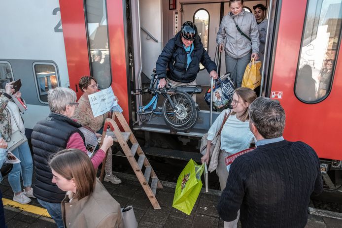 100-tal bewoners voert actie in station van Waregem voor ...