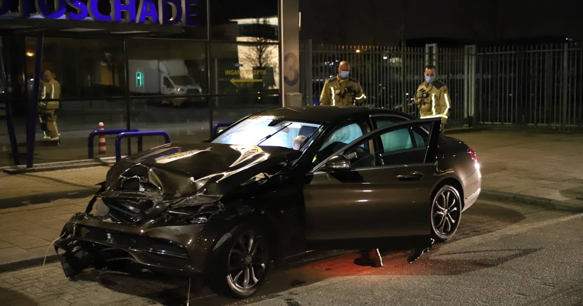Persoon aangehouden na eenzijdig ongeval met veel schade in Wateringen.