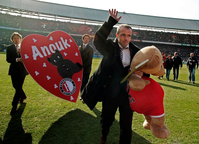 Schreuder bedankt de fans in de rust van Feyenoord-RKC voor de steun die hij mocht ontvangen voor zijn zieke dochtertje, in 2004. Beeld ANP
