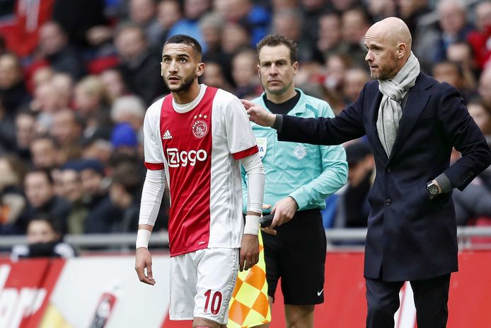 Erik ten Hag overlegt met Hakim Ziyech .