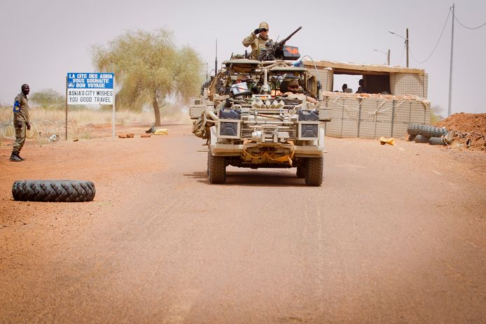 Nederlandse commando's tijdens een patrouille richting de stad Bakal in Mali.