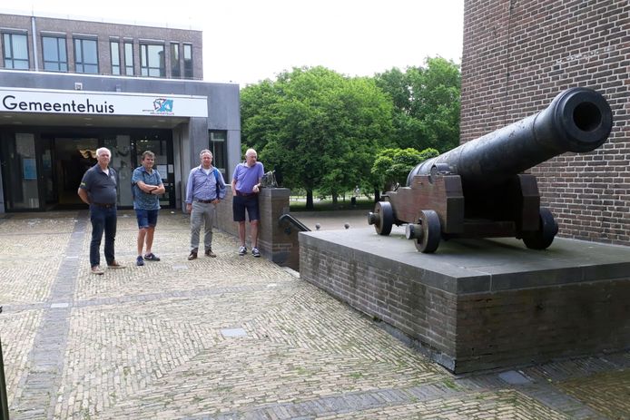 Gert Romeijn, Henk Winkelhuis, stadsarchivaris Niels Bakker en Jan Bekke (van links af) op 'kanonnenjacht' in Hellevoetsluis.