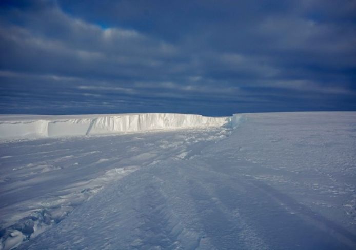 De scheur in de  Brunt-ijsplaat op Antarctica.