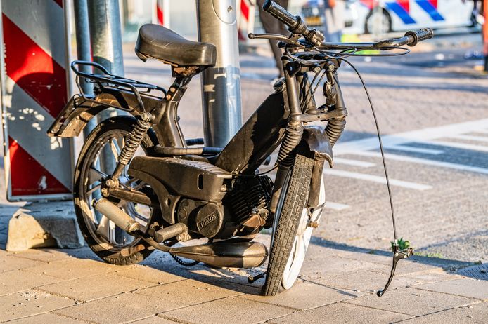 Snorfietser gewond bij botsing met auto in Tilburg