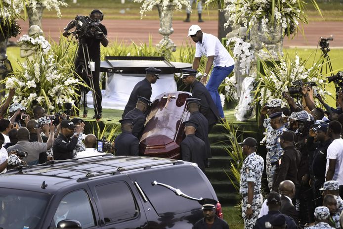 Na de muzikale herdenking (foto) in een stadion in Abidjan werd de kist overgebracht voor de besloten uitvaartplechtigheid. Fans trokken achteraf naar de begraafplaats en openden het graf en de kist.