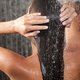 Nieuwe trend: je haar wassen met pap of azijn
