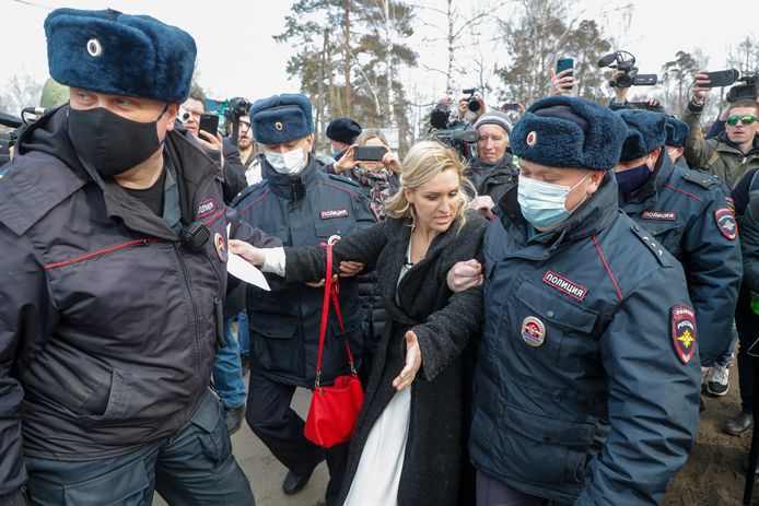 Anastasia Vasiljeva, voorzitter van de onafhankelijke vakbond Alliantie van artsen en persoonlijk oogarts van Navalny, werd door de politie opgepakt.