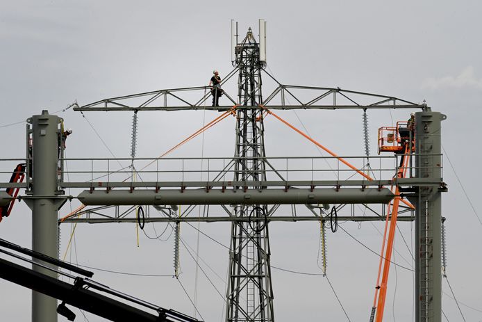 Boxmeer: Langs de A-73 bij het tussenstation voor electriciteit word onder hoogspanning gewerkt aan uitbreiding van de netcapaciteit.
