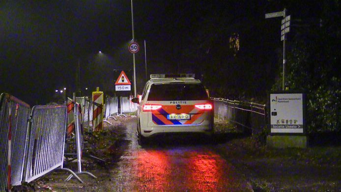 „Geld, geld, we willen geld!”, schreeuwen de mannen met bivakmutsen die donderdagavond een echtpaar overvallen en vastbinden in hun woning aan de Haaksbergerstraat bij Usselo.
