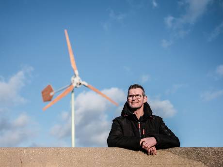 Kleine windmolen serieuze energieopwekker: ‘Werk iedere dag met natuur, nu haal ik daar ook mijn energie uit’