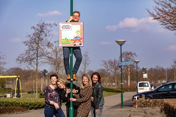 De lancering van Aangenaam Duizel is een feit. De eerste borden die de wijk veiliger moeten maken zijn opgehangen aan de lantaarnpalen.