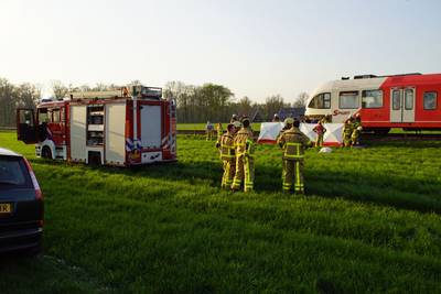 Auto botst op rijdende trein bij onbewaakte overgang in Aalten: één dode