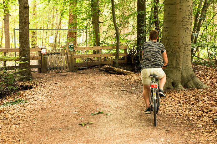 Doorgaande fietsers zijn niet meer welkom in Pijnenburg. Een metalen hek vergrendelt nu de toegang.