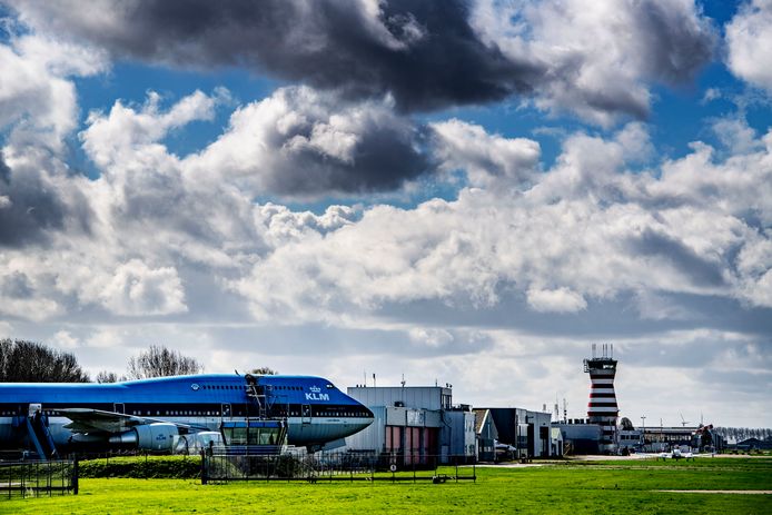 Er hangen donkere wolken boven Lelystad Airport. Gaat het vliegveld volgend jaar open of wordt het wéér uitgesteld? In mei neemt het kabinet een besluit.