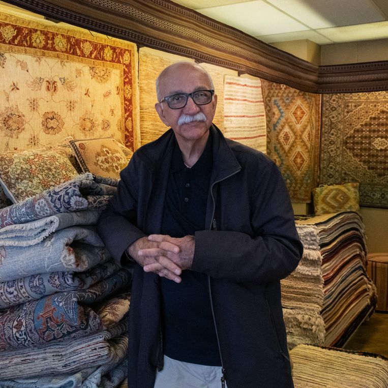 Reza Yaghubi, de eigenaar van Yaghubi Orient Carpets. Beeld Sabine van Wechem