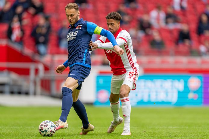 Teun Koopmeiners (l) namens AZ in duel met Ajax-speler Devyne Rensch.