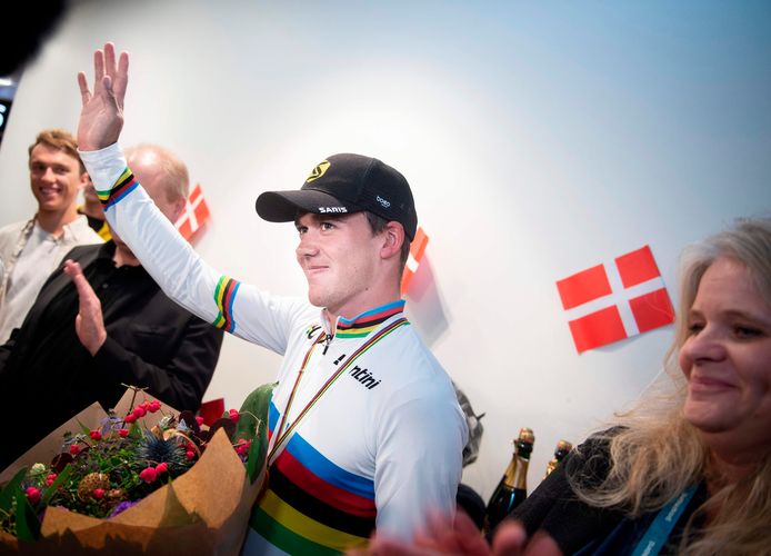 Denmark's road Cycling World Champion Mads Pedersen waves as he arrives at Copenhagen Airport on September 30, 2019, one day after his victory in the Men's Elite Road Race in Harrogate, northern England. (Photo by Liselotte Sabroe / Ritzau Scanpix / AFP) / Denmark OUT