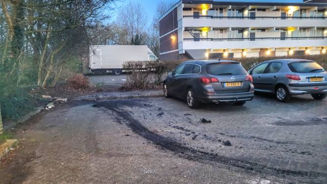 Nachtelijke autobrand in Amersfoort: beschadigde wagen afgevoerd 