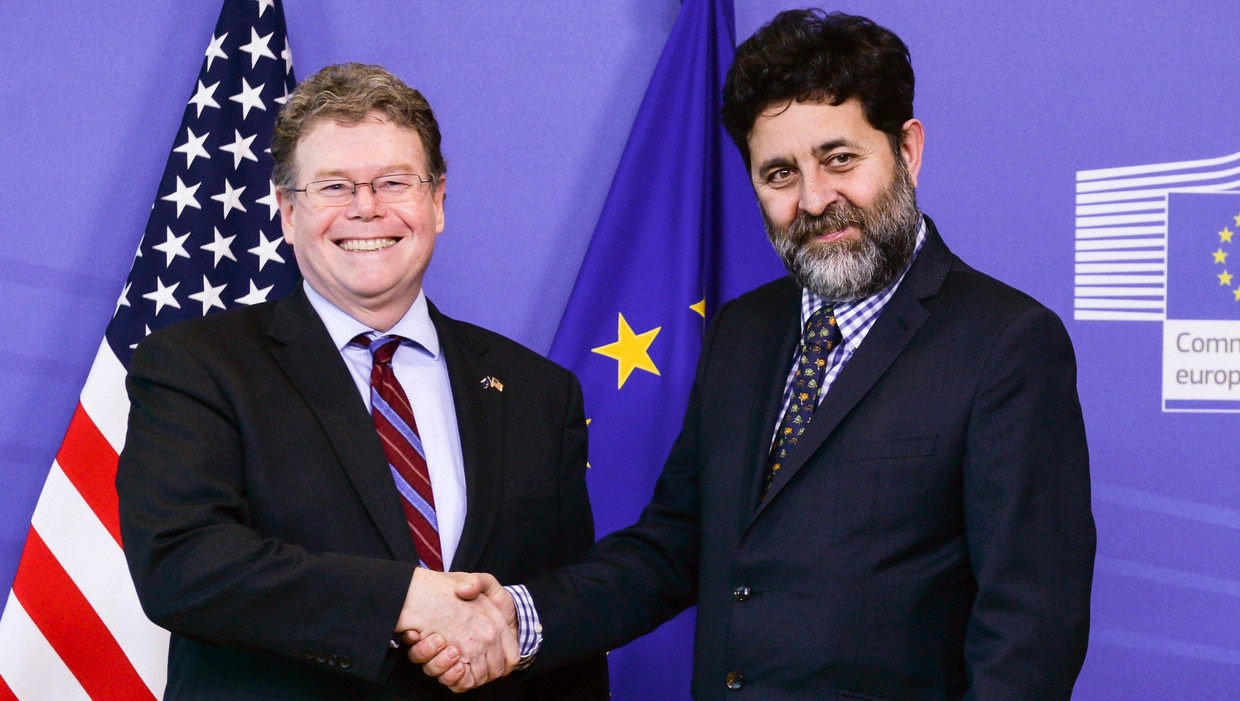 Garcia Bercero (rechts) met de eerste onderhandelaar van de Verenigde Staten, Dan Mullaney. Beeld EPA