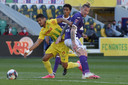 Nantes-middenvelder Ludovic Blas glipt voorbij Issiaga Sylla.