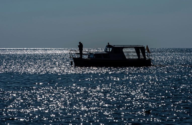 Een koude en zonnige dag op het Meer van Ohrid, tussen Albanië en Macedonië. Beeld EPA