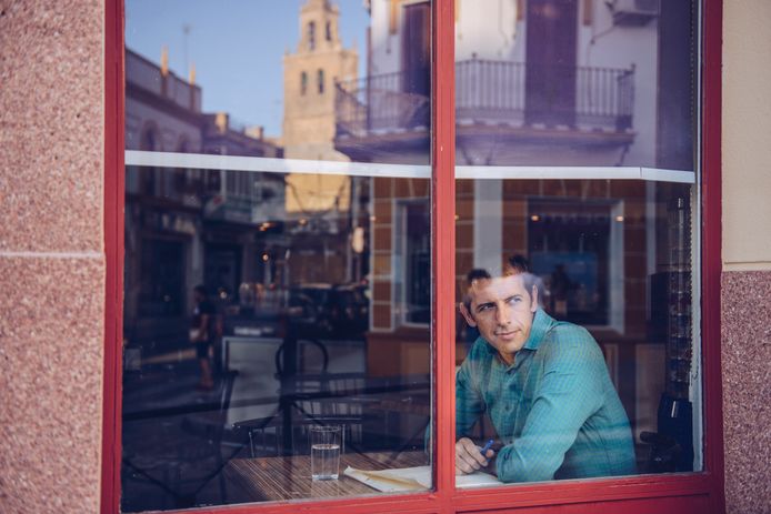 Stef Biemans in café El Pintor in Utrera, Spanje. VPRO - Brieven aan Andalusië