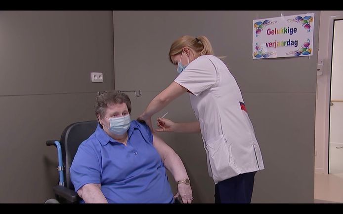 La deuxième journée de vaccination en Belgique a débuté mercredi dans quatre maisons de repos et de soins de la province du Brabant flamand, comme ici à Louvain.
