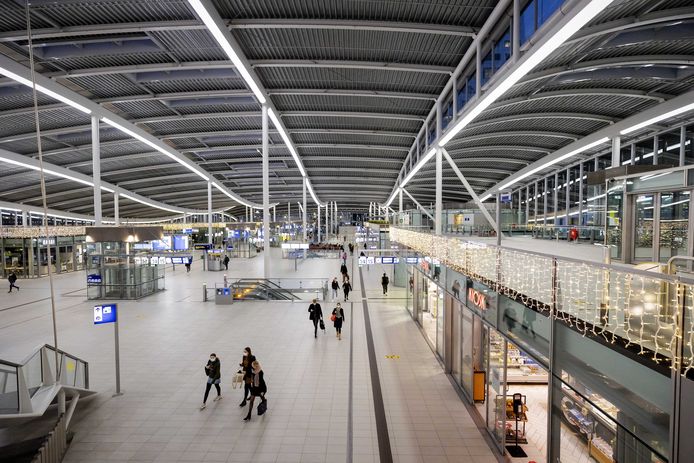 De stationshal van Utrecht CS vorig jaar december nadat premier Rutte een tweede harde lockdown aankondigde.