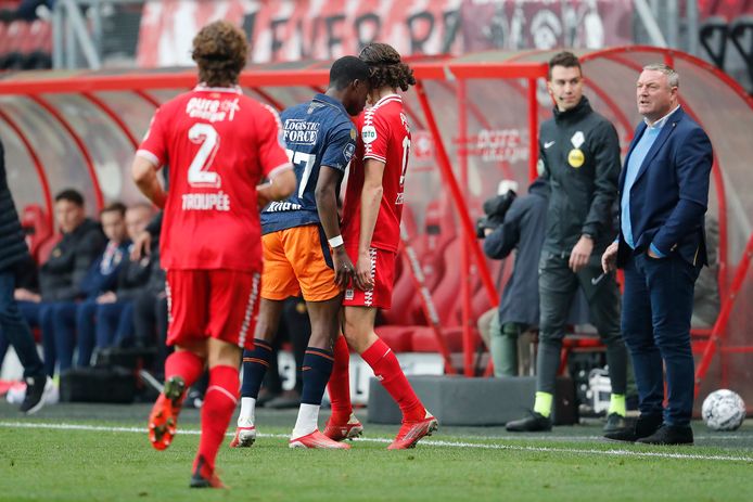 Willem II-speler Derrick Kohn geeft FC Twente-speler Ramiz Zerrouki een kopstoot, waarna de vlam in de pan slaat.