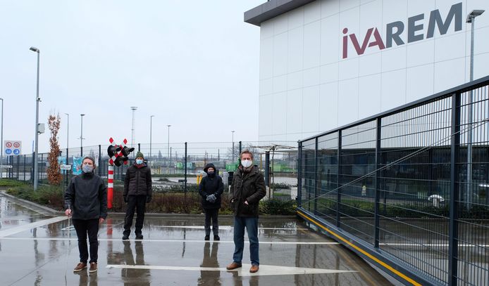 Buurtbewoners Harry Viaene, Ivo Raes, Björn Wullus en Rita Degreef zijn het niet eens met de plannen van IVAREM voor de bouw van een afvaloverslaghal. Foto van januari.