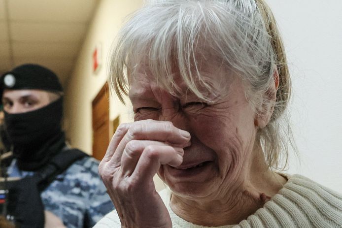 Алла Иванова, мать журналиста, плачет после приговора сыну.