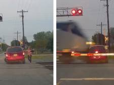 Un train percute une voiture, une femme et deux enfants s'éloignent à temps