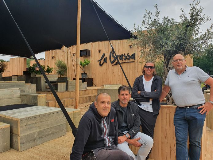 Ugur Akkus, Marc Reijntjes, Alain Geuns en Ugur Akkus openen donderdag hun gloednieuwe zomerbar La Brassa.