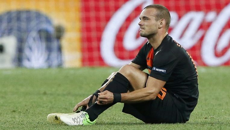 Wesley Sneijder zit kapot na de beschamende uitschakeling van Oranje. Beeld reuters