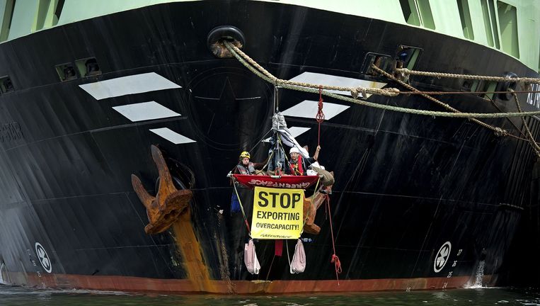 Greenpeace-activisten voorkomen in 2012 dat het reusachtige schip de Margiris de haven van IJmuiden verlaat. Beeld AFP/Getty Images