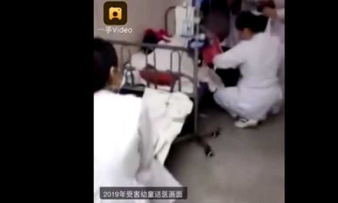 Verpleegsters ontfermen zich over de vergiftigde kleuters.