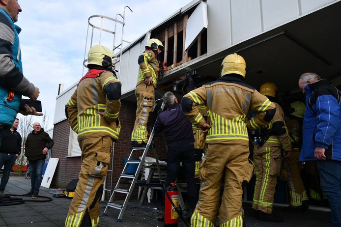 De brandweer heeft delen van de gevel verwijderd om te kunnen blussen.