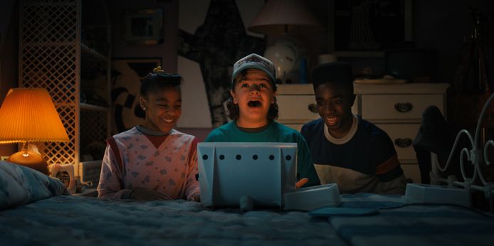 STRANGER THINGS.  Priah Ferguson als Erica Sinclair, Gaten Matarazzo als Dustin Henderson en Caleb McLaughlin als Lucas Sinclair