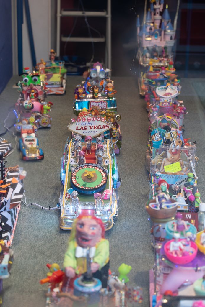 Een leegstaand pand op de Grote Markt van Sint-Truiden wordt opgefleurd door carnavaltafereeltjes van gerecycleerd materiaal.