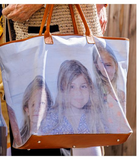 Beatrix met een tas met haar kleindochters: ‘Gewoon een heel leuke grootmoeder’