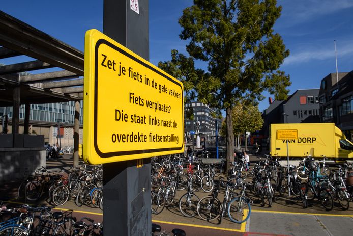 Foutparkeerders' moeten vanaf zoeken hun fiets op Stationsplein in Enschede… Of toch niet? Enschede | tubantia.nl