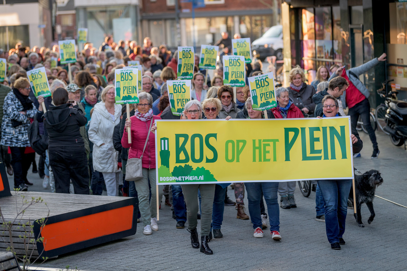 Bos op het Plein, actiegroep voor meer bomen op de markt en tegen Hijschkamer, gaat met een grote groep mensen handtekeningen aanbieden aan wethouder Bas van Wakeren.
