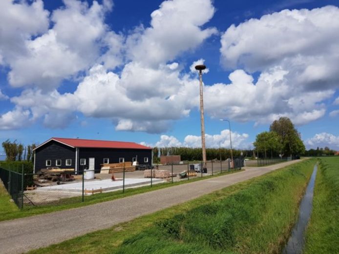 Het perceel aan de Boomdijk in Kats, waar Adrie en Annelies van Schoonhoven uit Kamperland een bedrijfswoning willen bouwen bij hun handel in authentieke bouwmaterialen.