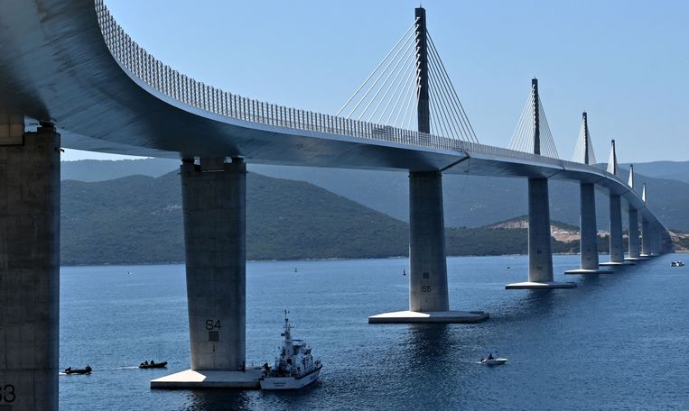 De nieuwe trots van Kroatië, de Peljesac-brug, is officieel geopend.  Beeld AFP