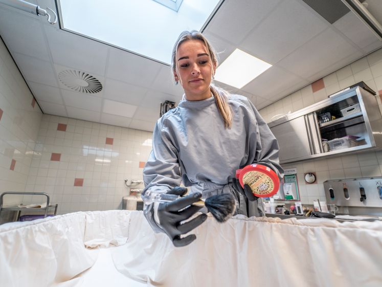 Suus (19) verwijdert pacemakers en naait monden dicht van dode mensen: ‘Make-uppen is het leukste’