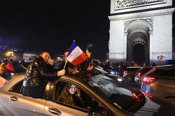 Fans van het Franse voetbalteam op de Champs-Elysées in Parijs tijdens de halve finale.