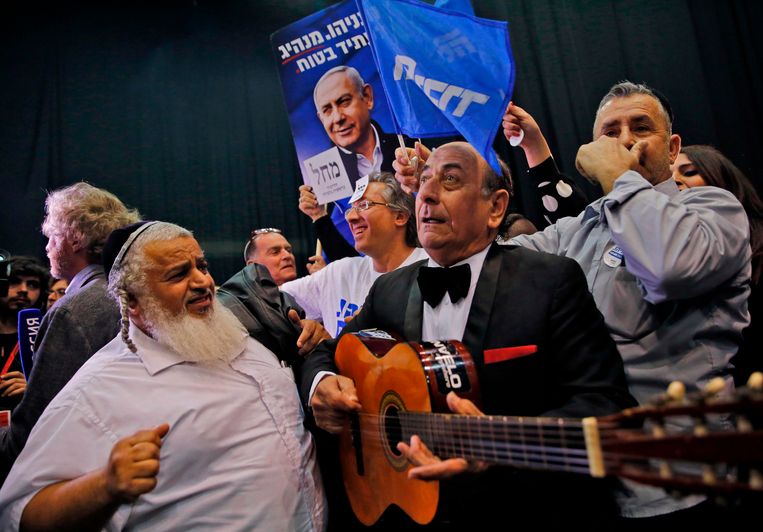 Supporters van de Likoed-partij tijdens de verkiezingsnacht. Partijleider Netanyahu wist zijn tegenstrever voor te blijven. Beeld AFP