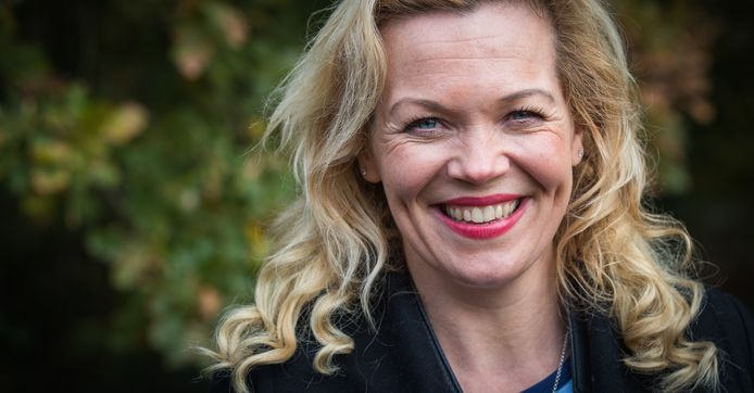 Roos Schlikker tijdens de perspresentatie van Wie is de Mol 2017.