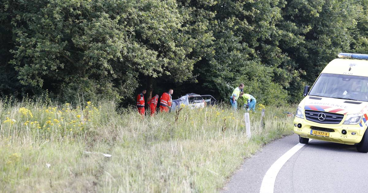 Drie doden bij ongeluk auto op afrit A73 Haps.